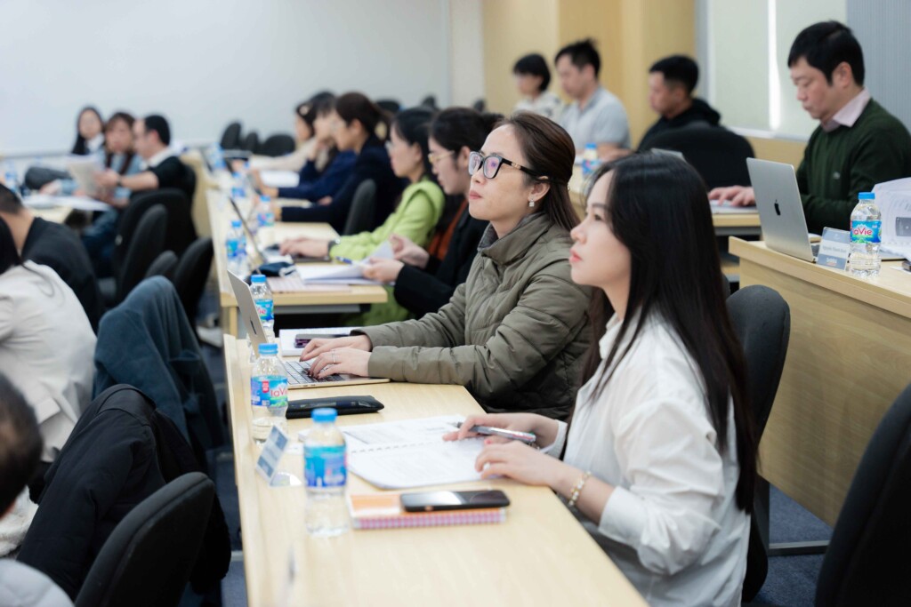 Học MBA giờ ngoài hành chính
